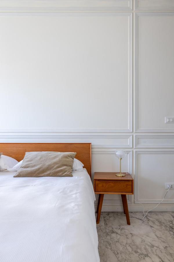 White In Apartment Rom